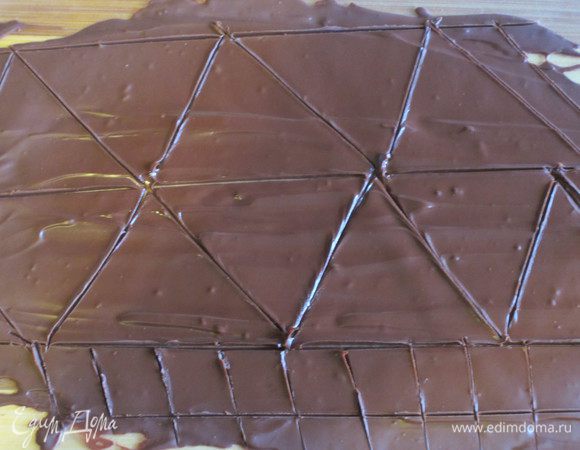 Шоколад разрезать на пластинки острым ножом и отправить назад в холодильник на 1 час.