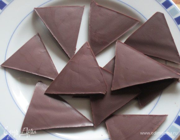Аккуратно снять плёнку с шоколада и украсить торт.