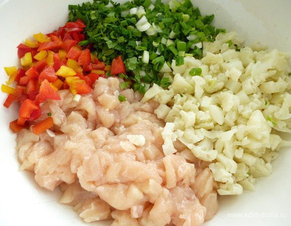 Куриное филе нарезать мелким кубиком, перец болгарский тоже нарезать мелко. Цветную капусту разобрать на соцветия и отварить в подсоленной воде 5 минут, воду слить, капусту нарезать мелким кубиком. Добавить нарезанную зелень.