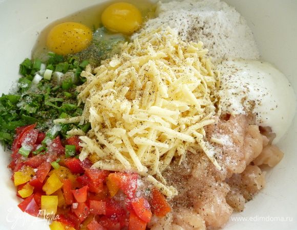 Сыр натереть на крупной терке, добавить яйца, сметану, муку, соль и молотый перец.