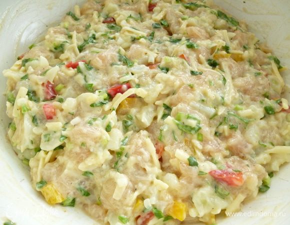 Фарш хорошо перемешать, накрыть крышкой и поставить в холодильник на 1 час.