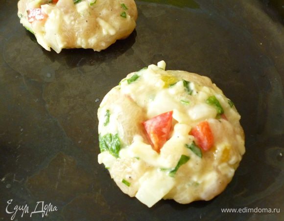 Достать фарш из холодильника. Смочить руки в холодной воде и сформовать котлетки средней величины. Обжарить их на растительном масле с двух сторон на небольшом огне до золотистого цвета. Готовые котлеты сложить в сотейник, закрыть крышкой и дать им постоять 5 минут. Подавать можно с любым гарниром или овощным салатом. Приятного вам аппетита!