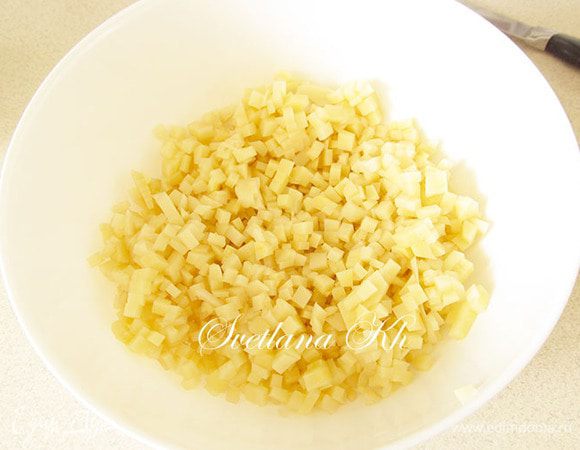 Сырой картофель нарежьте как можно мельче. Сначала тонкими пластинками, затем мелкой соломкой и, наконец, мелким кубиком. Нарезается она довольно быстро, зато начинка получается рассыпчатой.