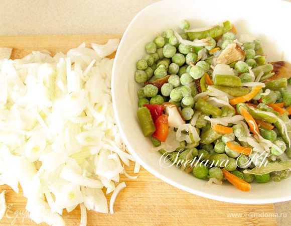 Лук нарежьте на 4 части, а затем  тоненькой соломкой. Замороженную смесь овощей оставьте при комнатной температуре на некоторое время. Можно прогреть ее  в сотейнике, чтобы избавиться от лишней влаги.