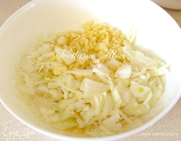 Картофель соедините с луком, хорошо разотрите руками.   