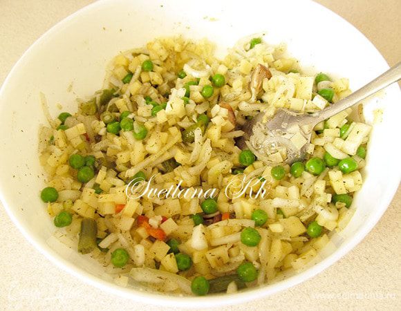 Добавьте овощи. Посолите, поперчите. Влейте  в начинку 1 ст. л.  рафинированного растительного масла. Хорошенько  перемешайте все. Я еще добавляю хмели-сунели, очень люблю  запах и привкус этой специи.