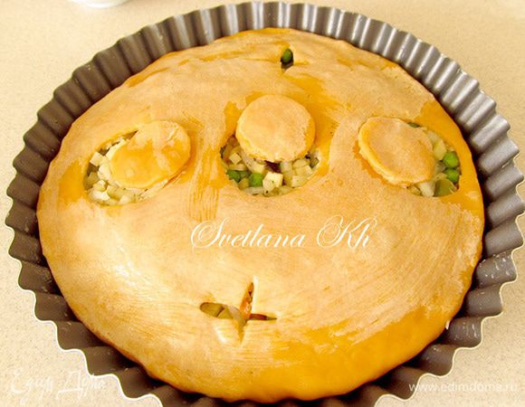 Вторую часть теста так же раскатайте и накройте начинку. Защипайте краешки. Сделайте отверстия и надрезы. Можно это сделать на столе, а потом  уже выложить тесто  на пирог.Смажьте пирог водой и поставьте выпекать на 1 час, при 180 гр. Через 20 минут достаньте и влейте в  каждое отверстие по 1 дес.л. воды. Накройте фольгой и допекайте до готовности картофеля.Следите, чтобы корочка сверху тоже запеклась. Проверить готовность начинки можно, достав через отверстие немного картофеля.