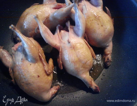 В сковороде разогреть масло и быстро обжарить перепелок со всех сторон.