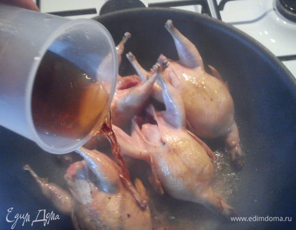 Влить наливку и на сильном огне выпарить запах спирта.