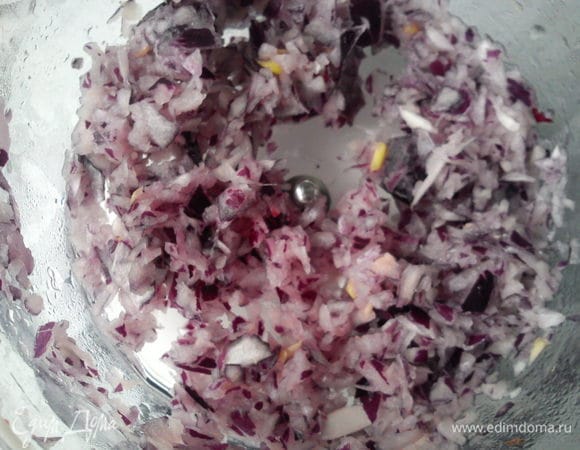 Измельчить луковицу