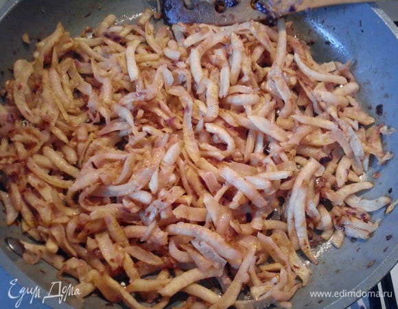 Обжарить сельдерей с луком в разогретом масле до мягкости. посолить, поперчить по вкусу.