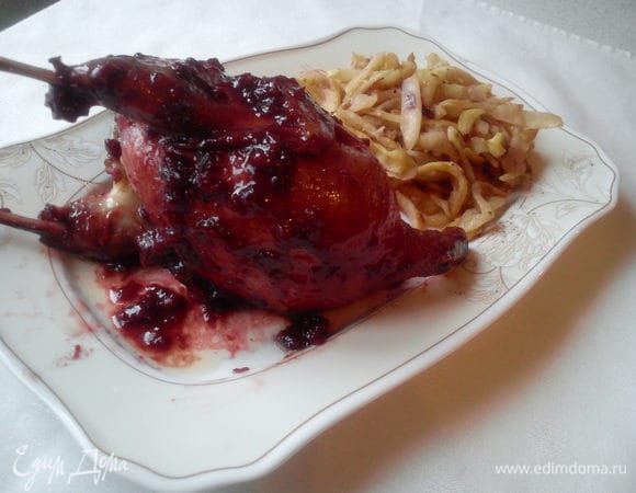 Подавать перепелок, полив соусом.