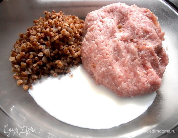Наливаем кефир к фаршу и гречке...Кефир можно заменить разбавленной сметаной или молоком.