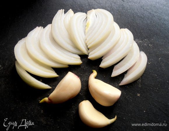 Лук,чеснок берём по вкусу..., можно что-то одно исключить! У меня была половинка луковицы в фольге завёрнута, поэтому чистить не пришлось))