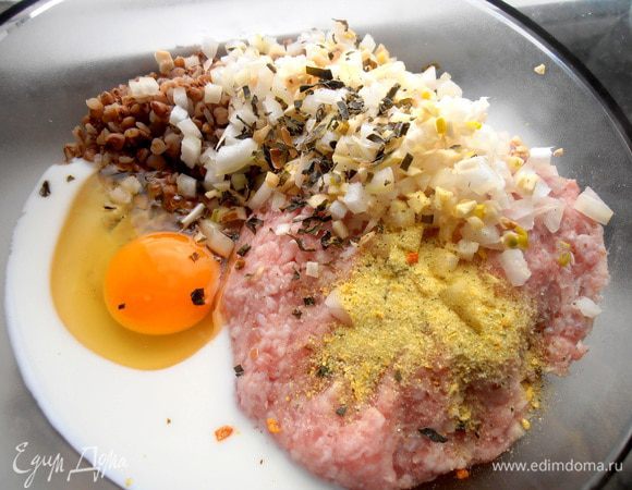 Добавляем их к фаршу + большую щепотку сушёной морской капусты (я в любые блюда её растираю для микроэлементов!) и овощной приправы по вкусу...