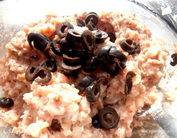 Ещё у меня была открыта баночка уже нарезанных оливок..., тоже горсточку бросила к перемешанному фаршу.