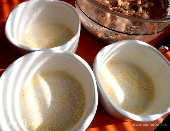 Для быстроты пропекания берём порционные керамические формочки (11см шириной), смазываем растительным маслом и присыпаем манкой или сухарями... Да, духовка уже разогревается вовсю!