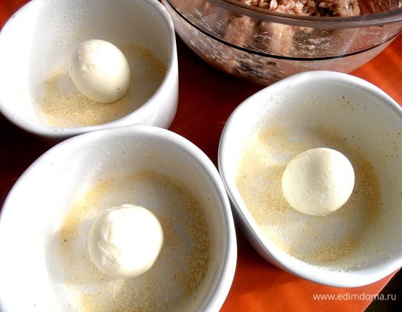 Берём три яичка, оставшиеся от завтрака, очищаем, срезаем "попку" для устойчивости и ставим каждое в центр! Яйца дадут быстрее приготовиться блюду, т.к. всех дольше обычно пропекается центр блюда...