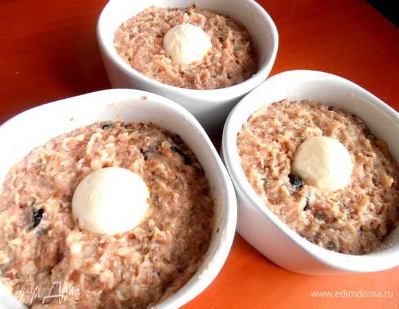 Выкладываем наш импровизированный фарш вокруг яиц... Как раз три порции..., столько едоков было у нас в этот день!