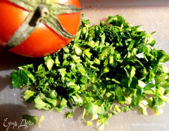 Отправляем формочки в духовку,разогретую до 200*, а в это время нарубим петрушки, например, или другой зеленушки!