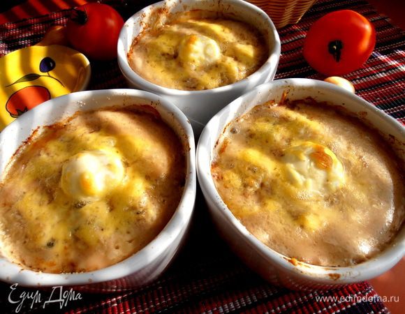 Через 20 минут вынимаем пропечённый фарш вместе со спрятавшимися в нём яйцами...