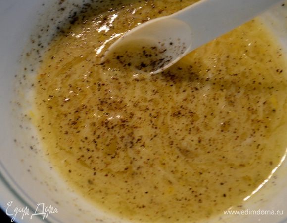 Для лимонного масла :смешать масло, лимонную цедру, лимонный сок и черный перец, чесночный порошок. Все перемешать.