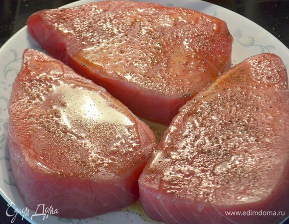 Разогреть гриль на 180 гр. Смазать  гриль или сбрызнуть спреем для гриля. Стейки тунца смазать оливковым маслом, посолить и поперчить. Готовить на гриле по 4 мин. сторона или до полной готовности.