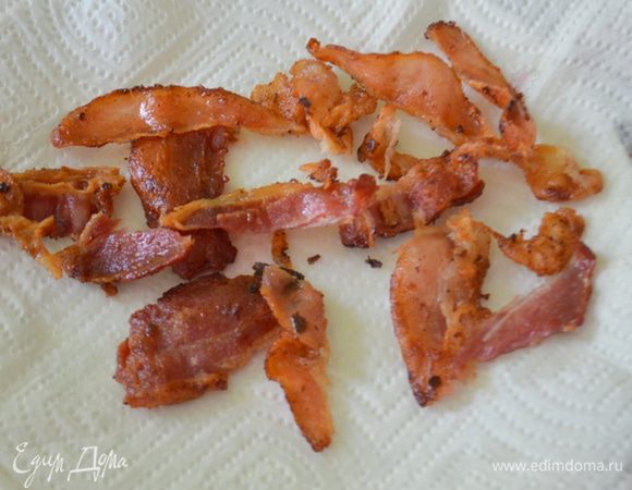 Поставить варить спагетти как сказано на упаковке.Обжарить  бекон до хруста, выложить на тарелку с бумажным полотенцем и поломать крупно.