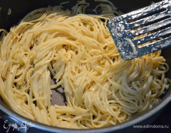 Спагетти готовые снять с огня, слить воду и отставить 3/4 стакана  с них.
На сковороду с бекона выложить чеснок и обжаривать его 1 минуту. Добавить соль и красный перец. Добавить спагетти и пармезан.Долить воды с готовки спагетти. Перемешивать.