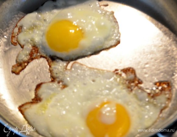 Приготовить яйца на сковороде, обжаривать примерно 4 мин.
