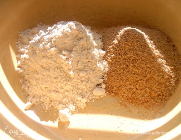 Высыпаем оба вида муки в миску...