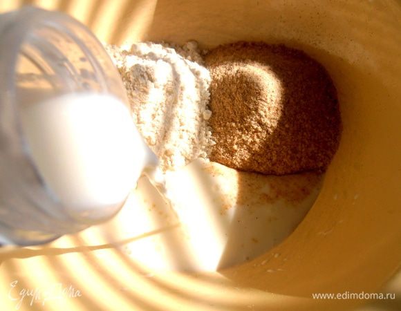 Вливаем тёплое молоко...У Юли кроме молока добавляется ещё вода,но я решила тесто погуще сделать,для одной лепёшки.