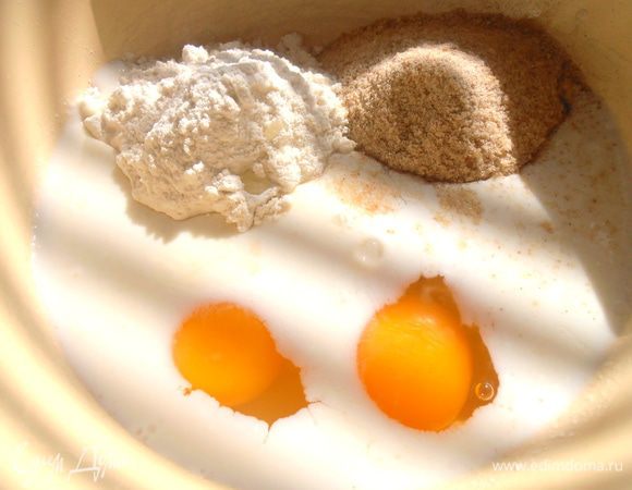 Вбиваем яйца+соль щепотка.