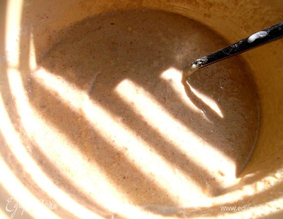 Перемешиваем и даём тесту настояться.Если вы добавите тоже тёплое молоко,то крупа быстро разбухнет и тесто загустеет на глазах!