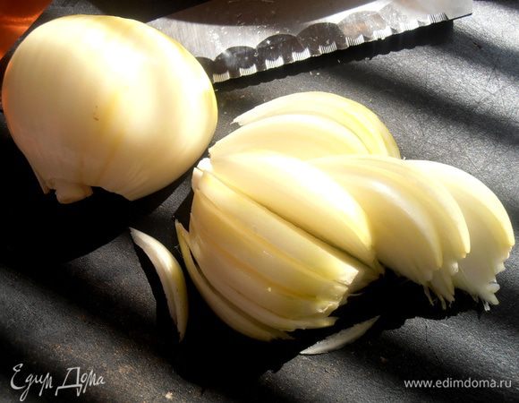Готовим в это время начинку...Луковицу берём крупную (она ужарится!).