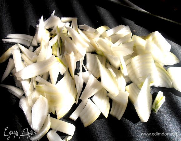 Нарезаем лук примерно по размеру так,как и мясо будет нарезано.