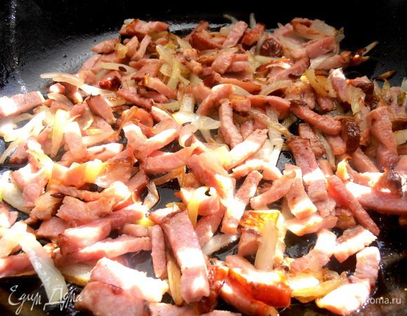 Нарезаем брусочками мяско и обжариваем с луком на растительном масле...