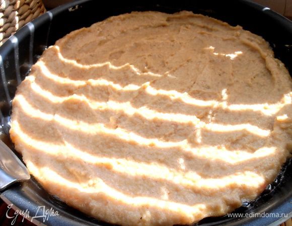 Возвращаемся к тесту...Выкладываем всё тесто (у меня,у Юли порциями!) в форму для запекания,разравниваем ложкой и жарим!