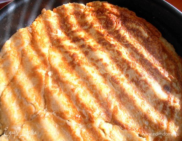 Переворачиваем осторожно! У меня возникли в этим проблемы,но с двумя широкими лопатками можно справиться!