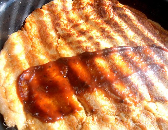 Решила смазать для начала лепёшку,которая продолжает жариться снизу,остреньким кетчупом...