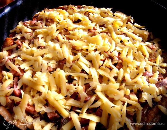 Посыпаем сверху тёртым сыром...