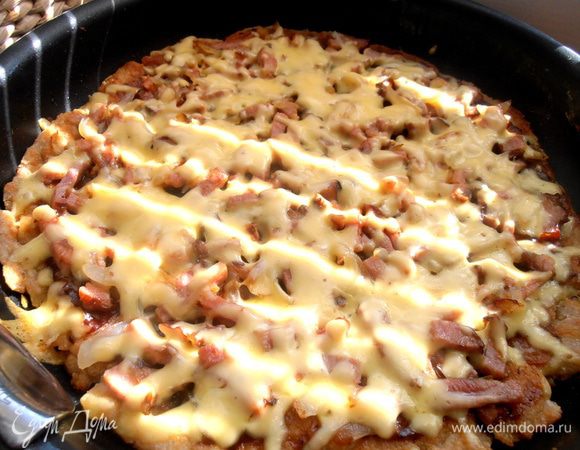 И запекаем в духовке пару минут для расплавления сыра...Я просто подержала под крышкой на маленьком огне))