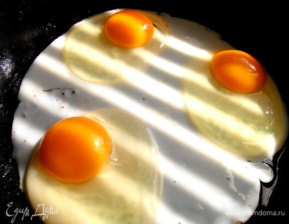 Для подачи нужно сделать яичницу "глазок"...Немного присолить.