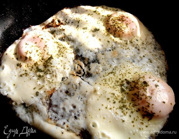 Готовые "глазки" можно посыпать сухими травками!