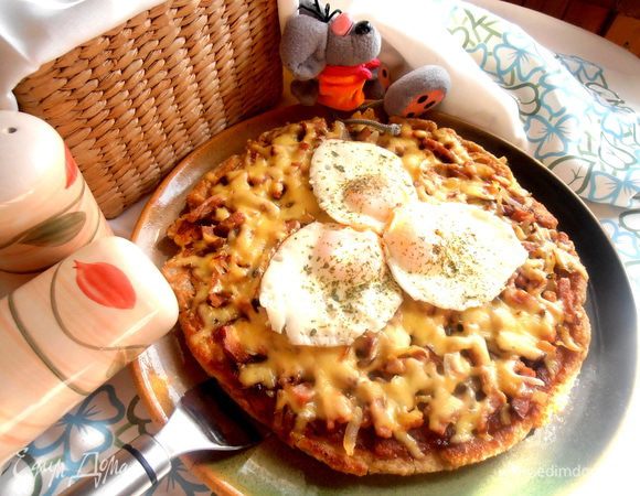 Переносим аккуратно на большое блюдо и ставим ароматнейшую галету-пиццу в центре стола!