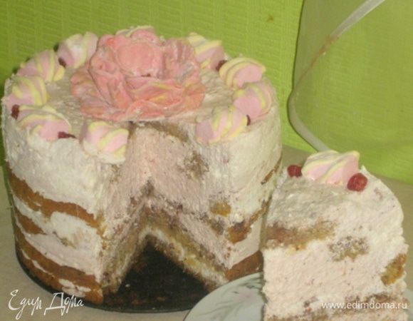Бисквит разрезать на 4 коржа, каждый пропитать. В разъёмную форму положить 1 корж. Поставить кольцо от формы и нарастить бортики. Выложить 1/3 часть кокосового крем мусса. Выложить всю прослойку клубники. Затем корж, 1/3 клубничного мусса, корж, ещё часть кокосового мусса. Потом в 4-ый корж разрезаем на 3 кольца. 1 самое большое кольцо кладём на кокосовый мусс и внутрь него немного клубничного мусса. Затем 2-ую часть клубничного мусса, 2 кольцо коржа, внутрь кокосовый мусс и покрываем также кокосовым муссом. И 3 кольцо коржа и покрываем последней частью клубничного мусса. В холодильник на 8 часов.