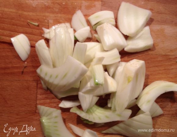 Фенхель произвольно порезать.