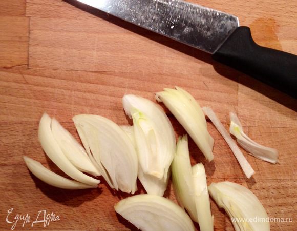 Лук произвольно порезать.