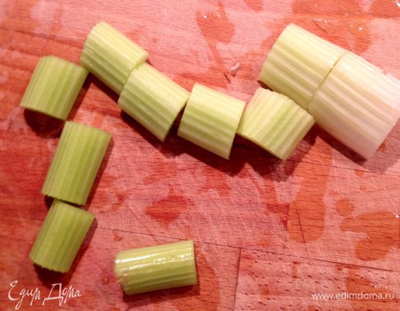 Сельдерей произвольно порезать.