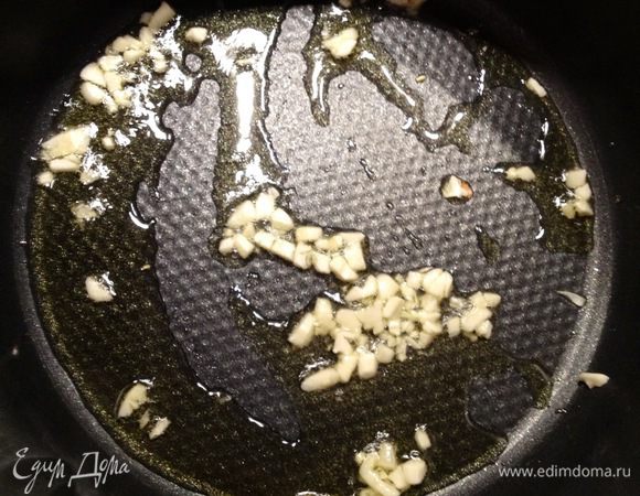 Чеснок мелко порезать, обжарить на оливковом масле.